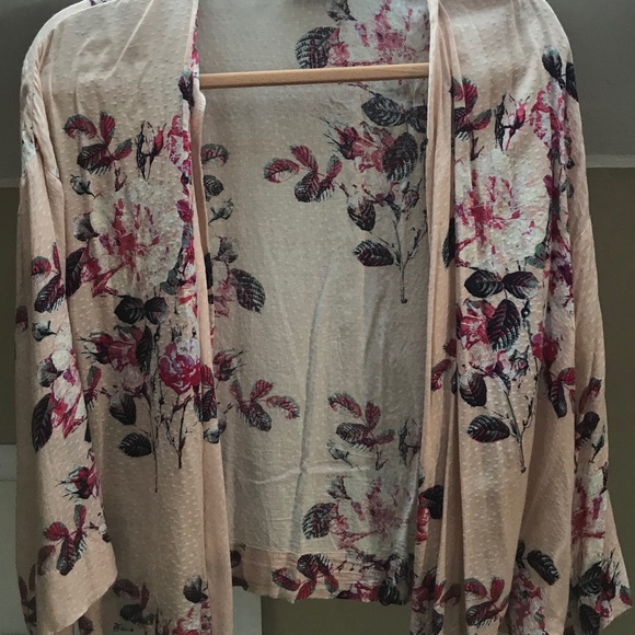 Tops - Front tie floral printed shirt!